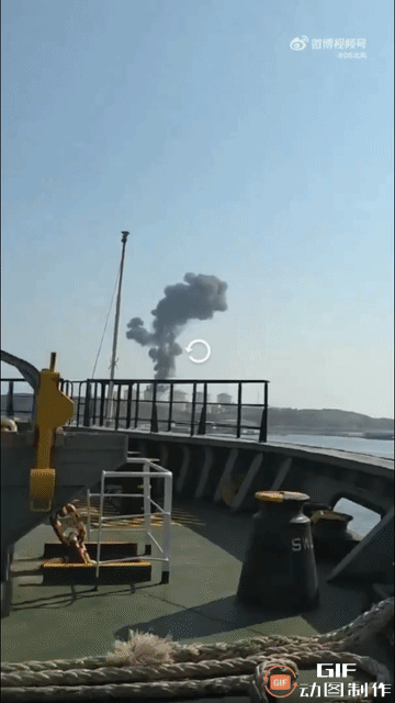 女骑视频刷屏了，

衣服比头盔显眼，

到底图个啥？

最近刷抖音老看到女的骑摩