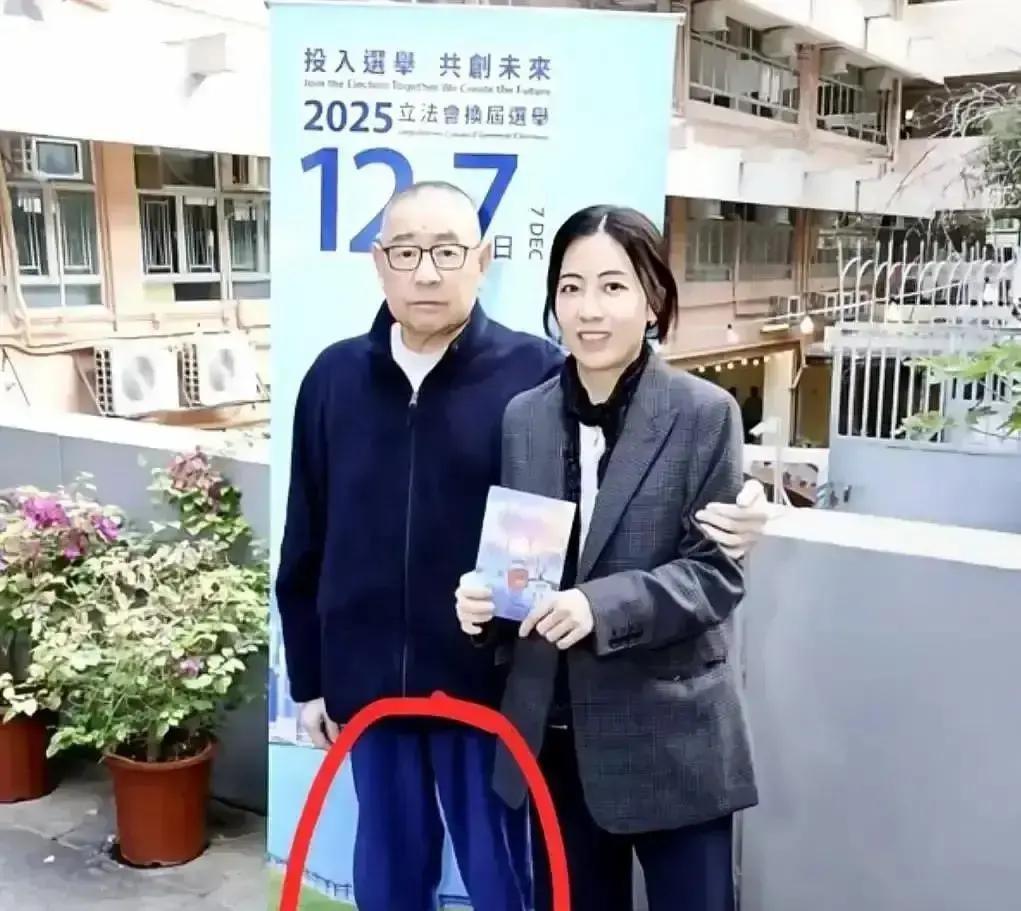 刘銮雄又坐着轮椅被拍到进出养和，脸色灰白，保镖左右护着，看着比上次还瘦一圈。
港