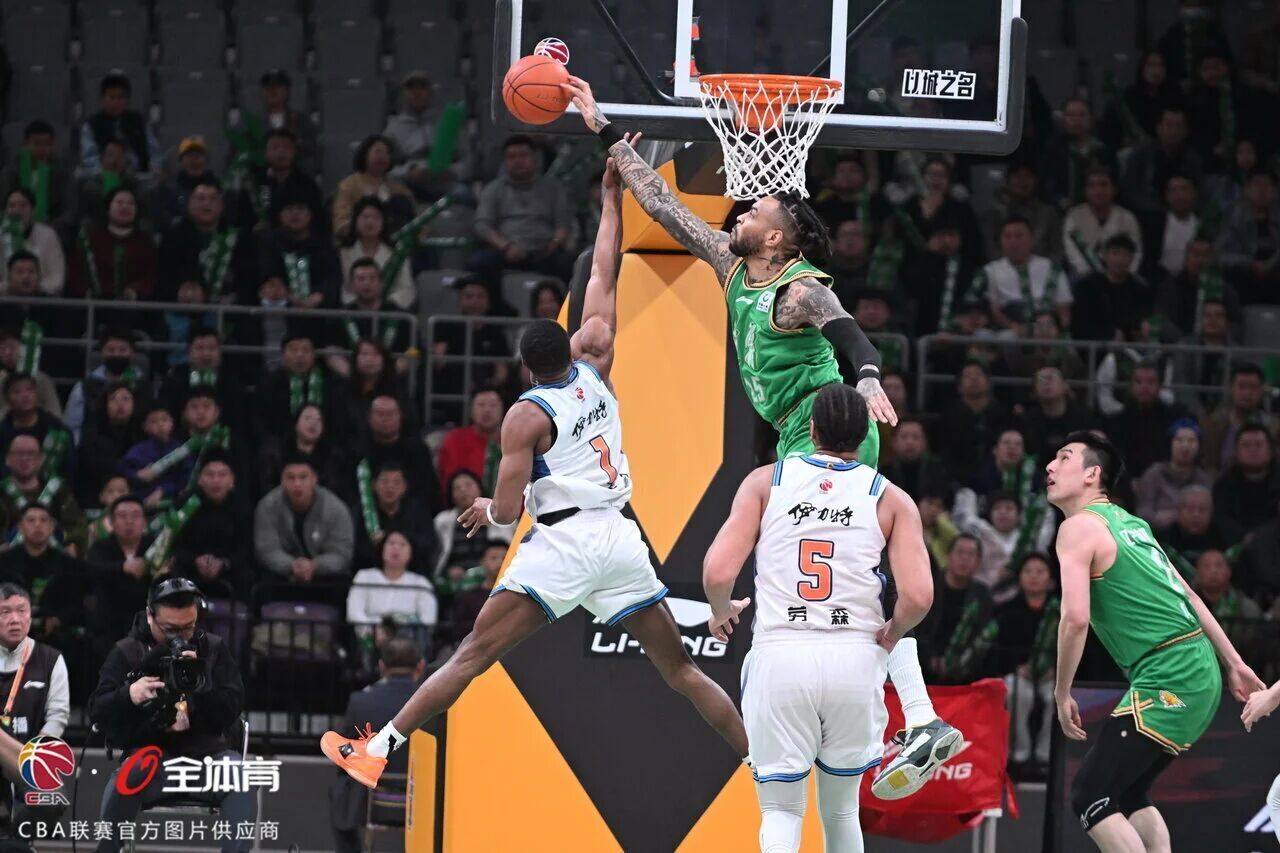 莫兰德17分12篮板4助攻2抢断3盖帽，今天是攻防一体，引体向上有点可爱。cba