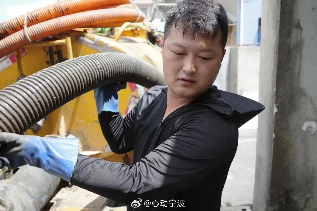 吸粪车婚车队全球第一个 3月28日，宁波慈溪95后小伙潘浩男结婚，用9辆吸粪车加