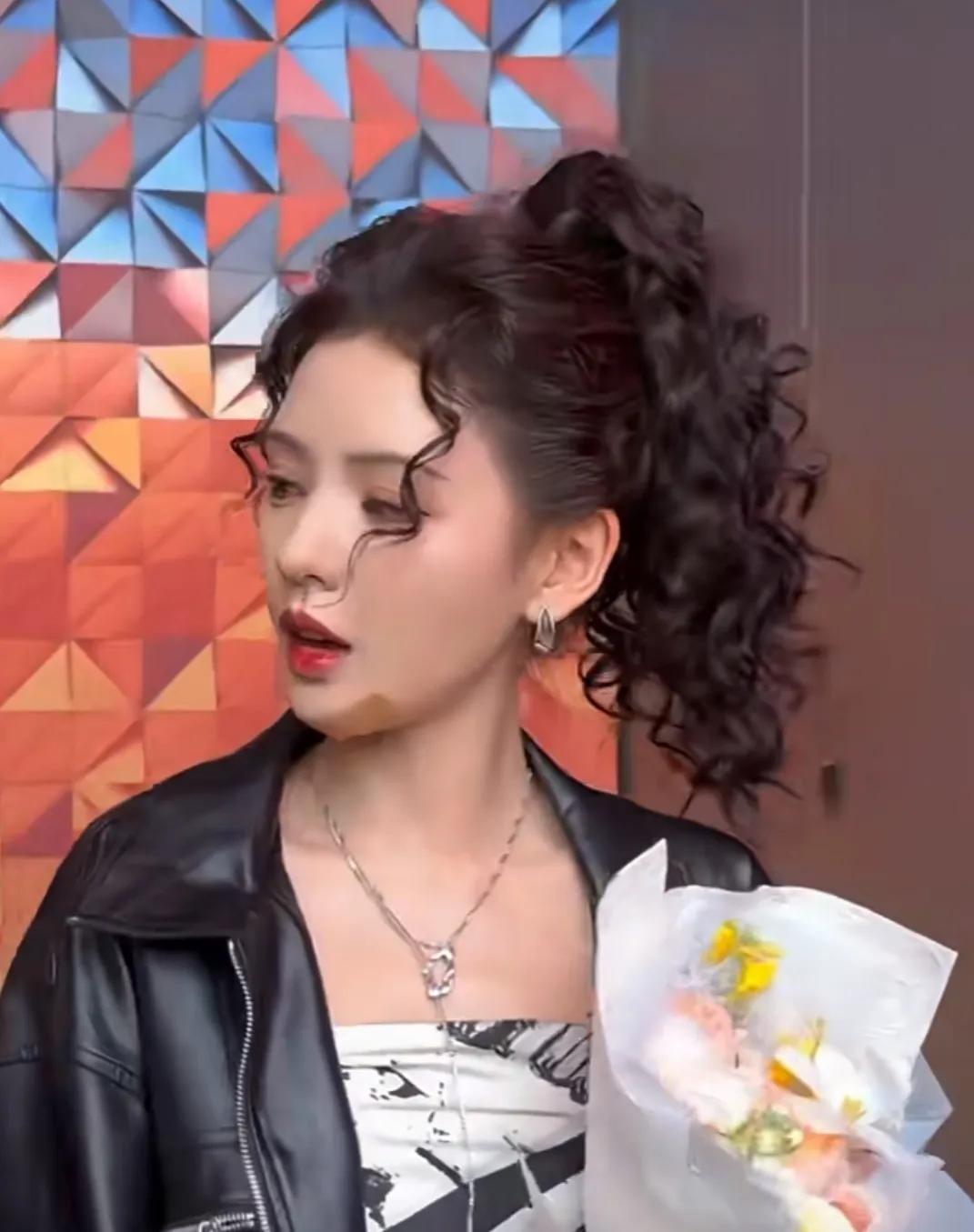 张予曦《乘风破浪的姐姐5》上班路透，张予曦真的好美，五官好立体，找不出一点毛病，