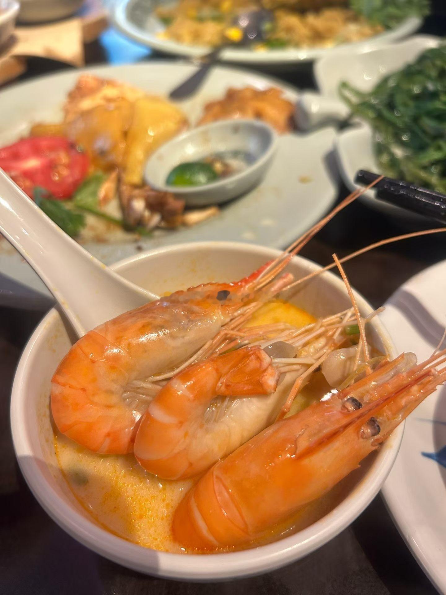 朋友说:你都快变成胖妞了但在美食面前，谁能抵挡得住呢，是吧
