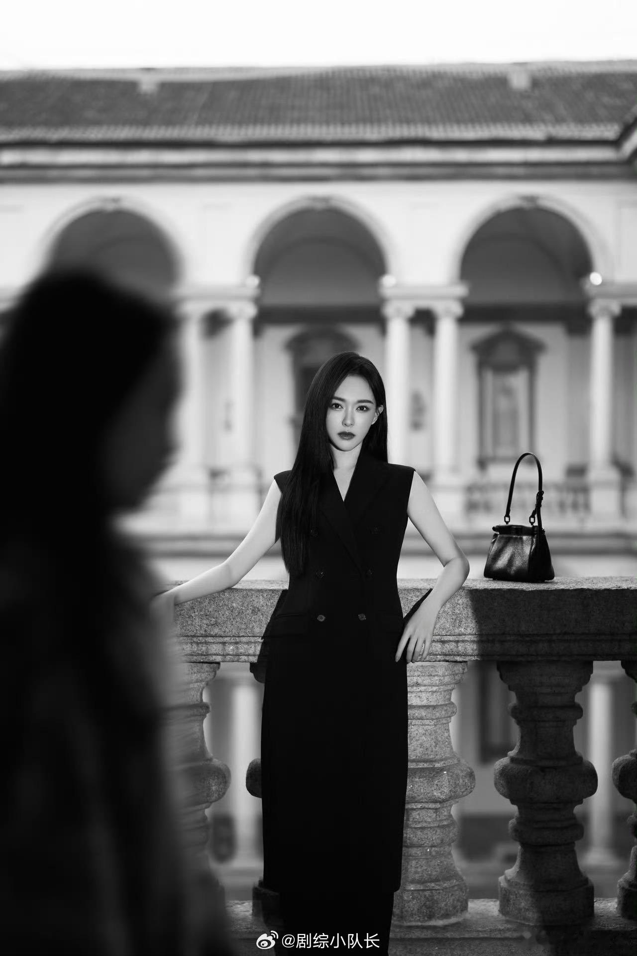 唐嫣好笔直的一条人 看唐嫣走秀终于懂了什么叫“衣服架子”。黑色无袖西装穿在她身上