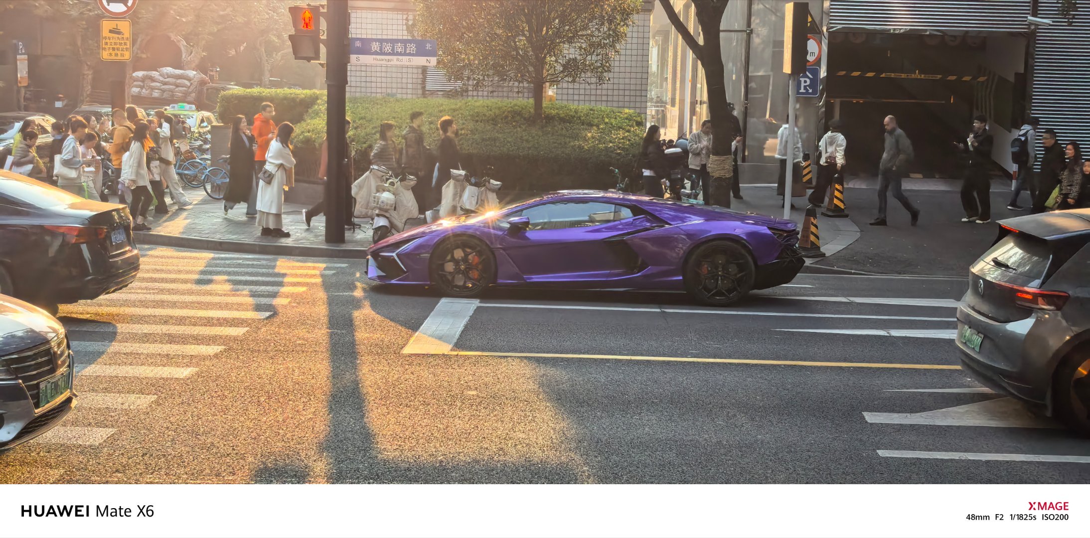 周六傍晚了少爷出门了这台兰博基尼Revuelto紫色太烧了在夕阳下，我悸动的心绪