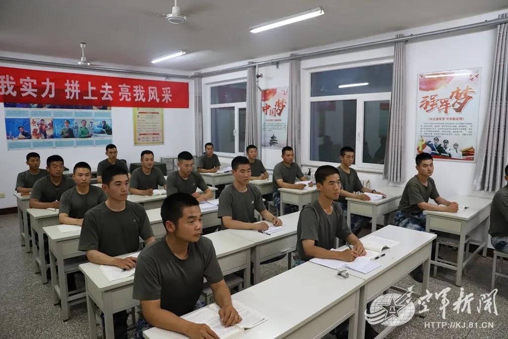 从军官院校毕业后，工作是国家统一分配的，而且你还有不小的选择权。分配不是靠运气，