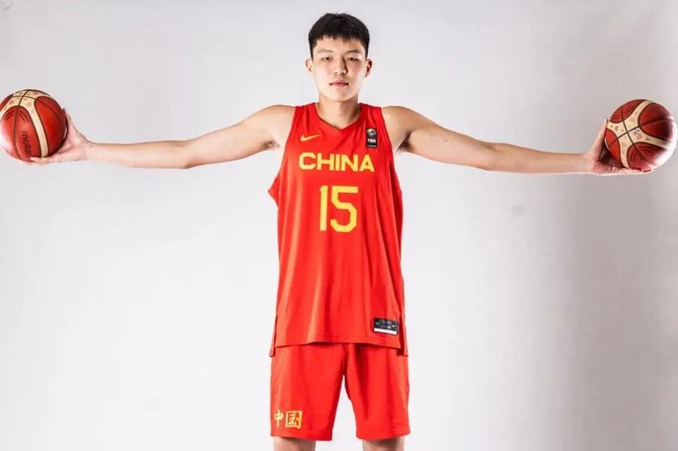 中国球员杨翰森在美国NBA才打了几场季前赛，网上就有人吹说什么“中国约基奇”这样