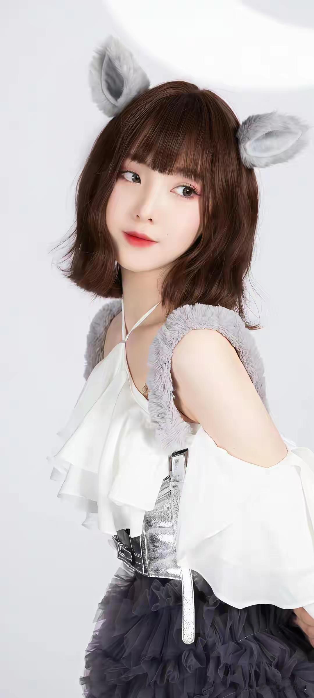 可爱兔耳发饰，甜美少女风，搭配毛绒外套和褶皱裙，元气满满！💕🐰👗分享一张相