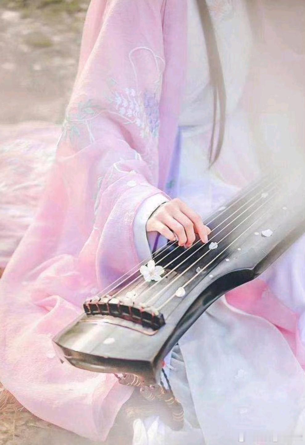 洋洋高锐“红酥手·吗”◎渐入中秋我去……采薇河边翠柳婀娜多姿◎沿着小溪寻觅……良