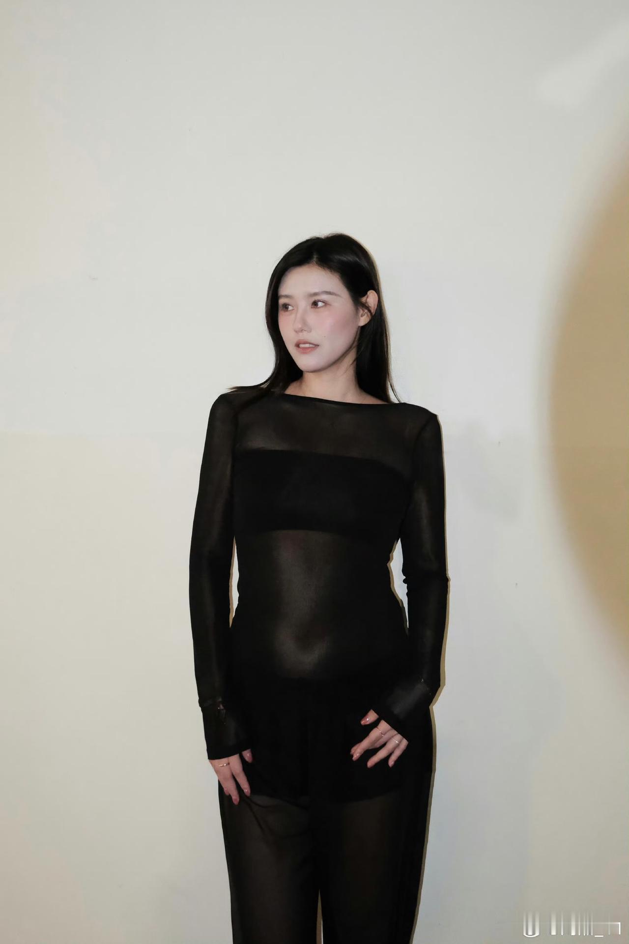 刘湘网纱透视装