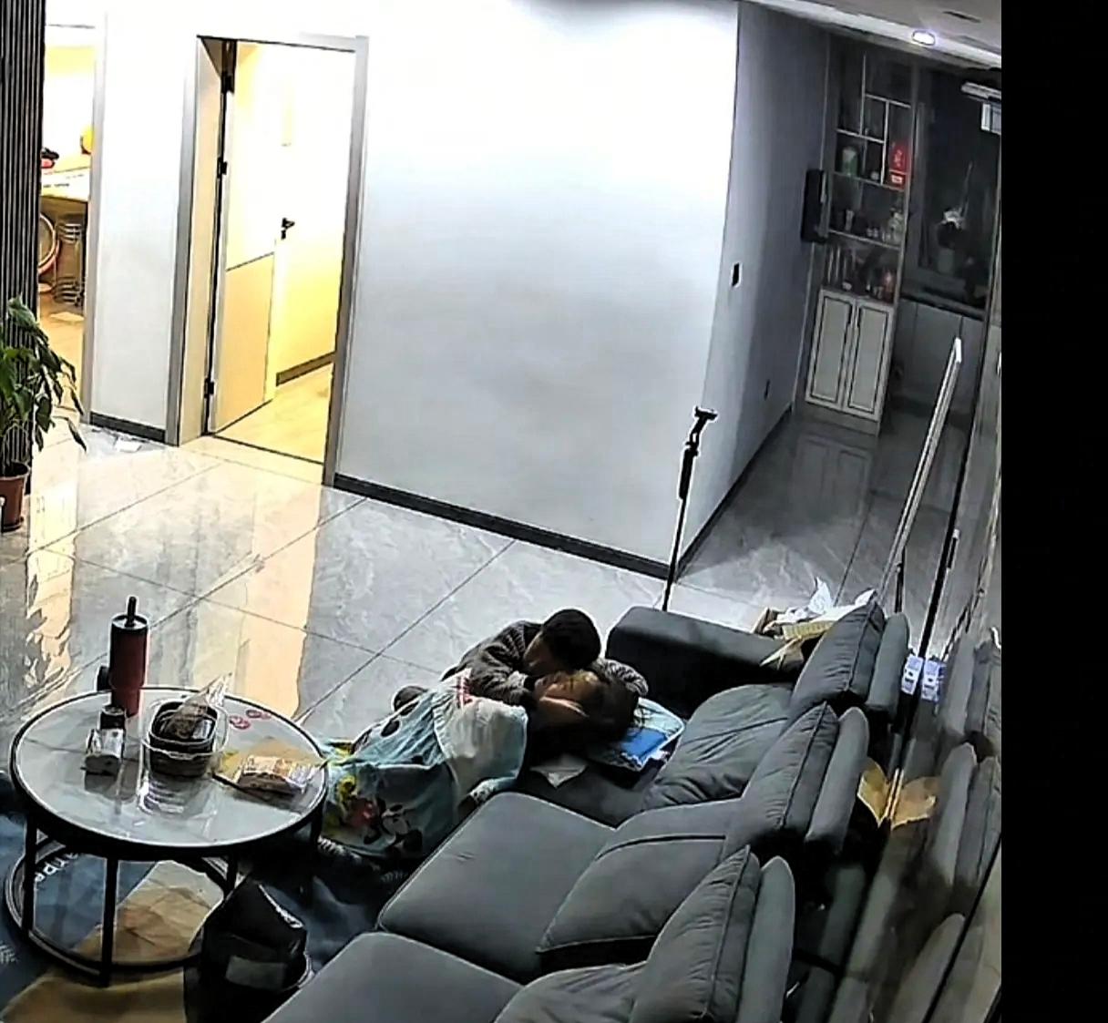 看哭了！女子辅导孩子作业时，焦虑的晕倒了，她儿子在女子晕倒的50多分钟里，不敢打