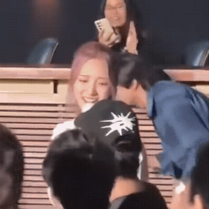 郑乃馨演唱会抱着男友大哭 哭啥啊媚男姐，一边圈中粉的钱一边嫌弃诋毁中国，回去就谈