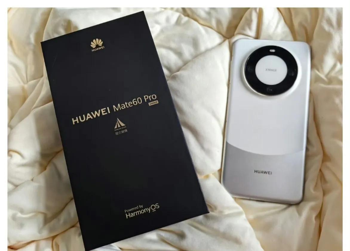 昨天下午华为Mate 60 Pro终于到货了，足足等了一个多月，同事都用成旧手机