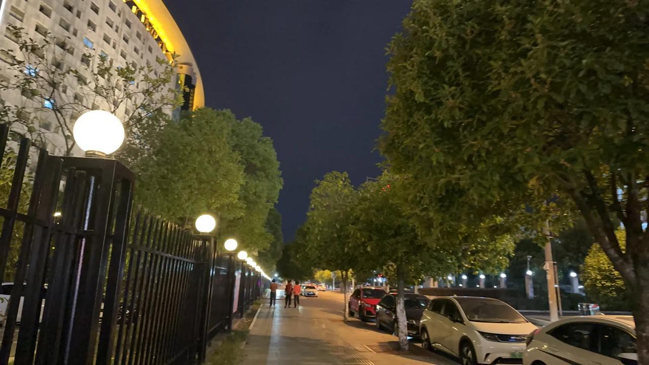 “给二婚亲做媒是很背时的！”每当看到小区里那个开婚介所的女邻居，就会想起25年前