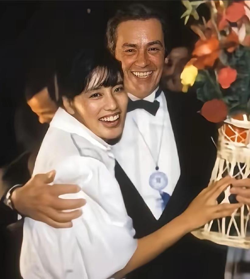 80年代，52岁的阿兰德龙访华期间对25岁的李凤绪一见钟情并当场求婚。
主要信源