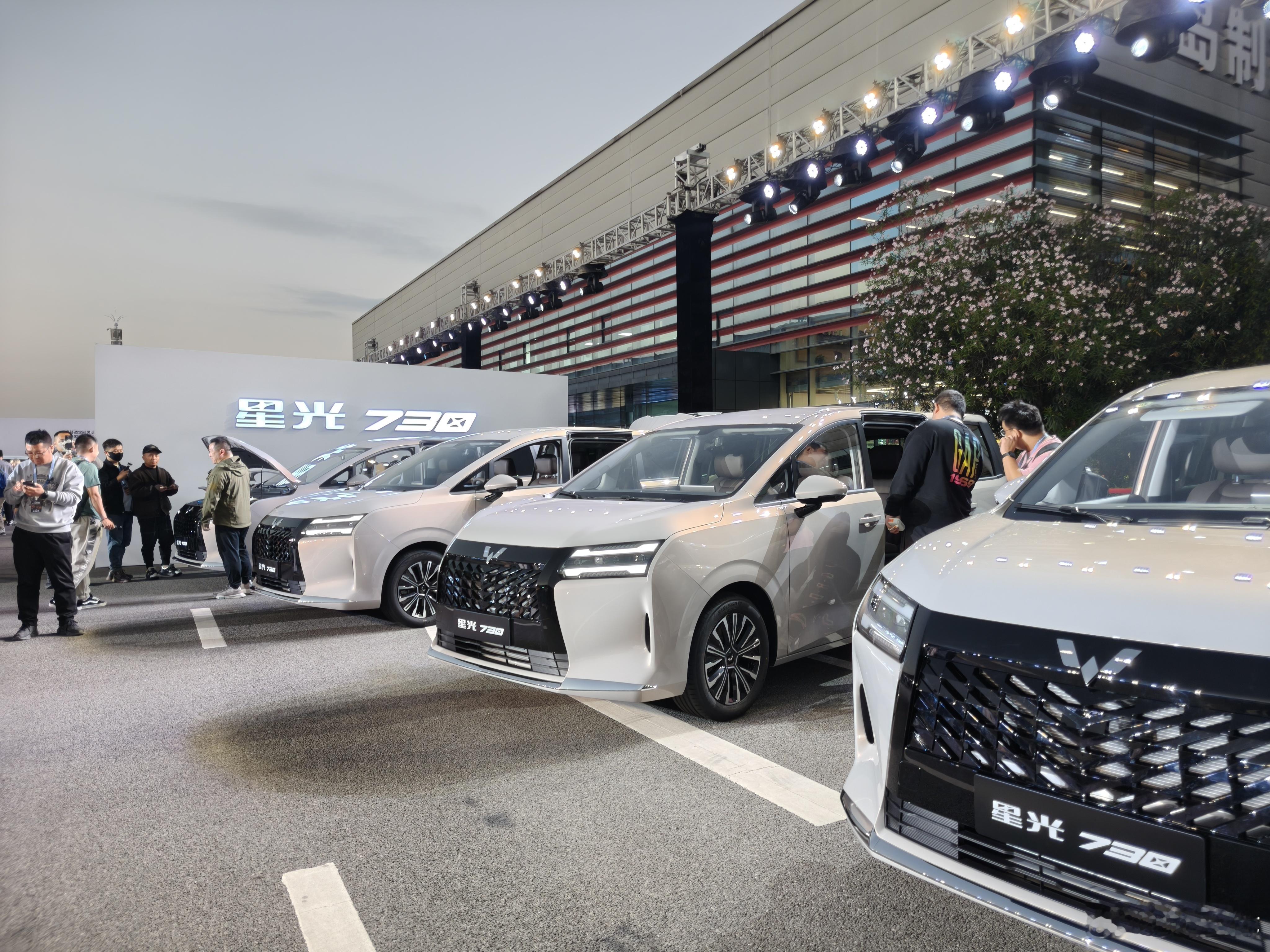 分身落地柳州五菱生产基地，马上七点五菱星光730发布会开始，大七座MPV，听说王