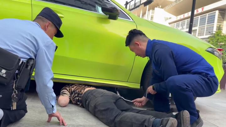 济南一女子身体被卡车底，多方紧急救援！4月28日上午，济南高新区舜华路街道会展路