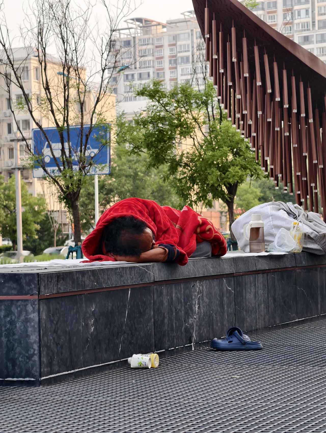 5点半左右晨跑时在复兴路云麓公馆“华夏未来幼儿园”门口的高台阶上看到“一景”，想