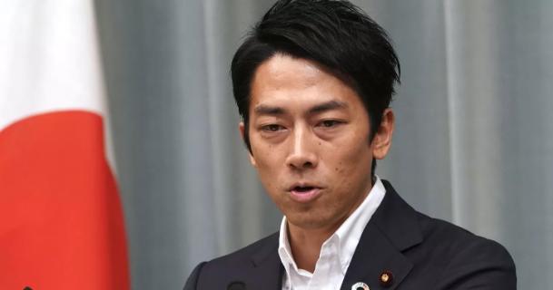 中方的警告，日本一句也听不进去，11月23日日本防卫大臣小泉进次郎，站在距离台湾