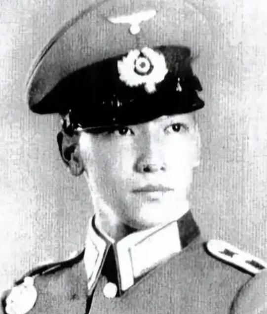 1942年，蒋纬国看到一位美丽的少女，上前和她搭讪：“小姐，报纸能借我看一下吗？