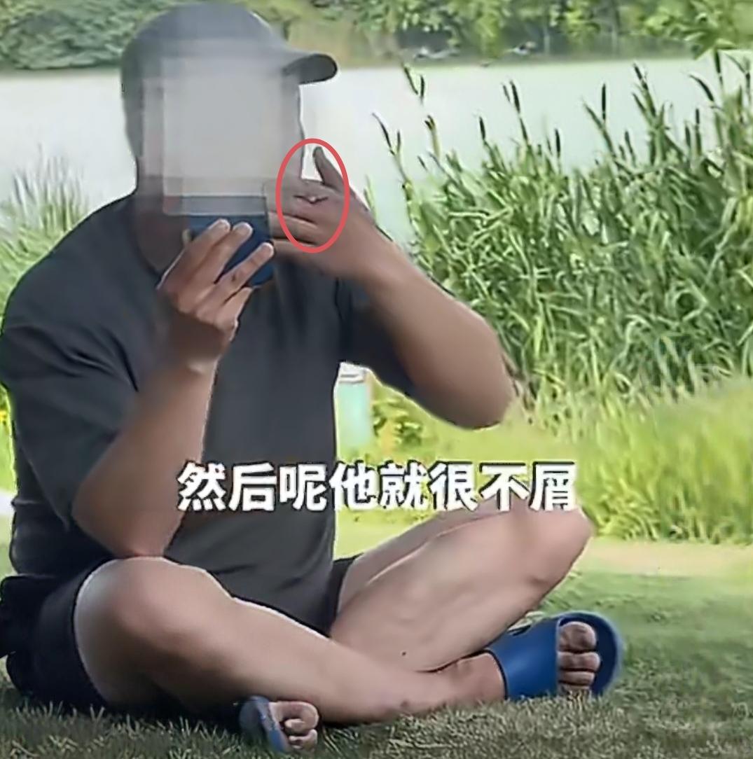 景区内女子劝男子换地抽烟，反遭夫妻俩人当众辱骂！
 
5月15日，江苏徐州云龙湖