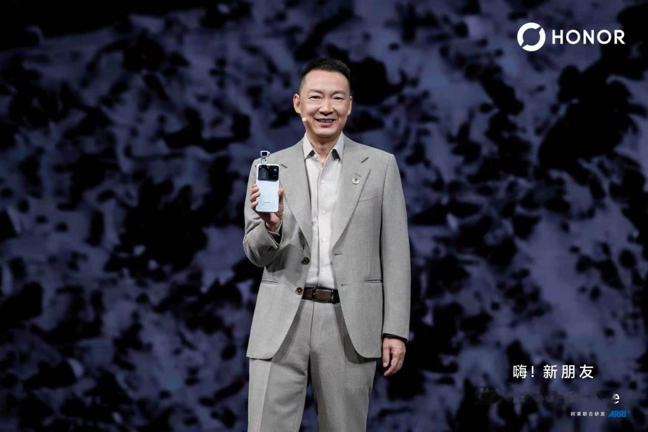 荣耀Robot Phone发布之后，行业格局似乎要被搅动起来，荣耀俨然化身颠覆式
