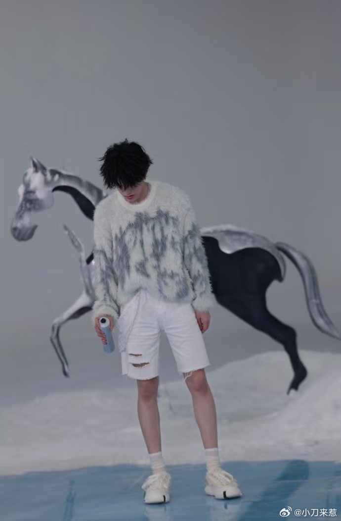 张泽禹新歌mv路透 听说这次mv有很多新尝试，连拍摄现场都布置得很有氛围，他在镜