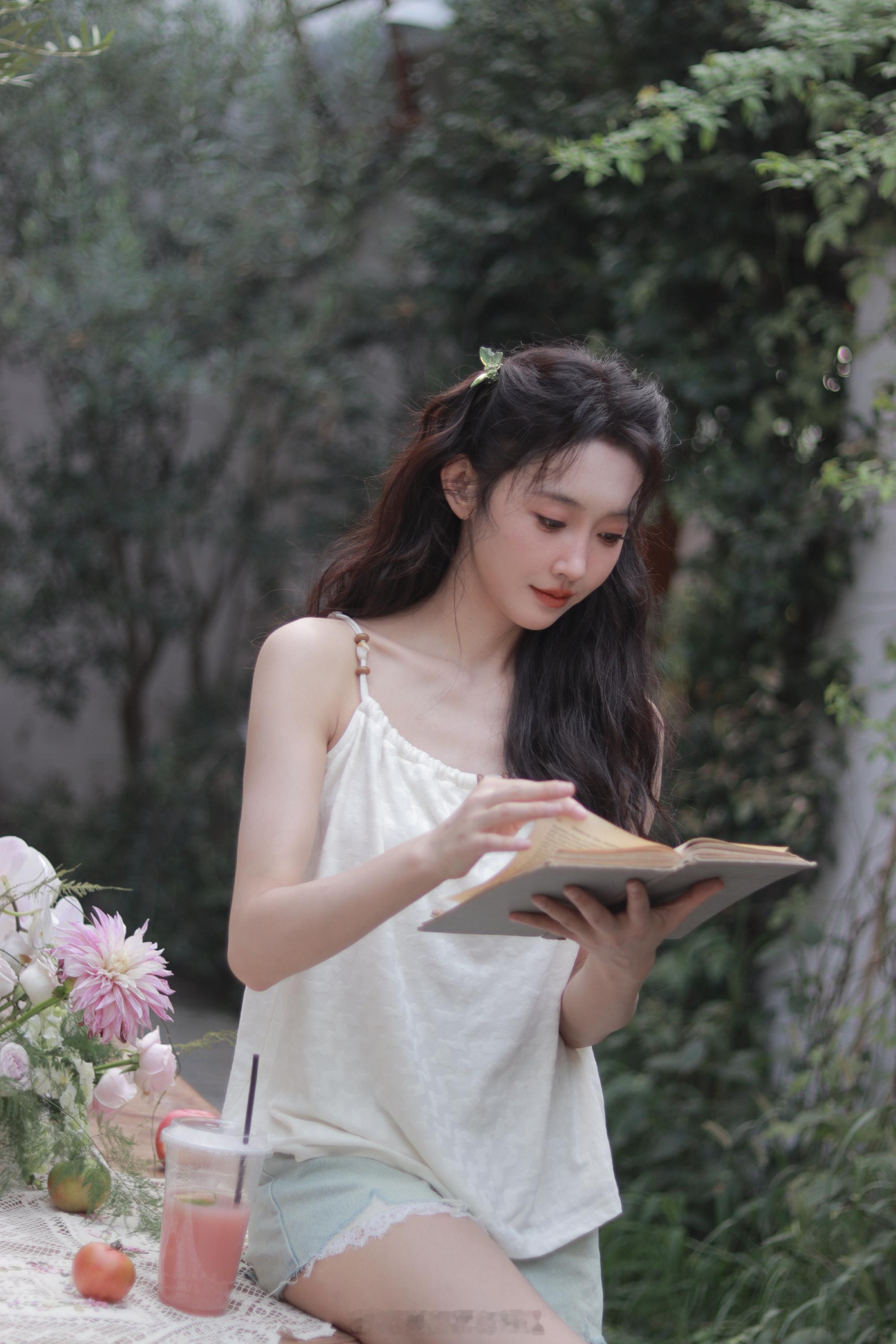 宣璐枝蔓攀升夏色弥深 ​​​