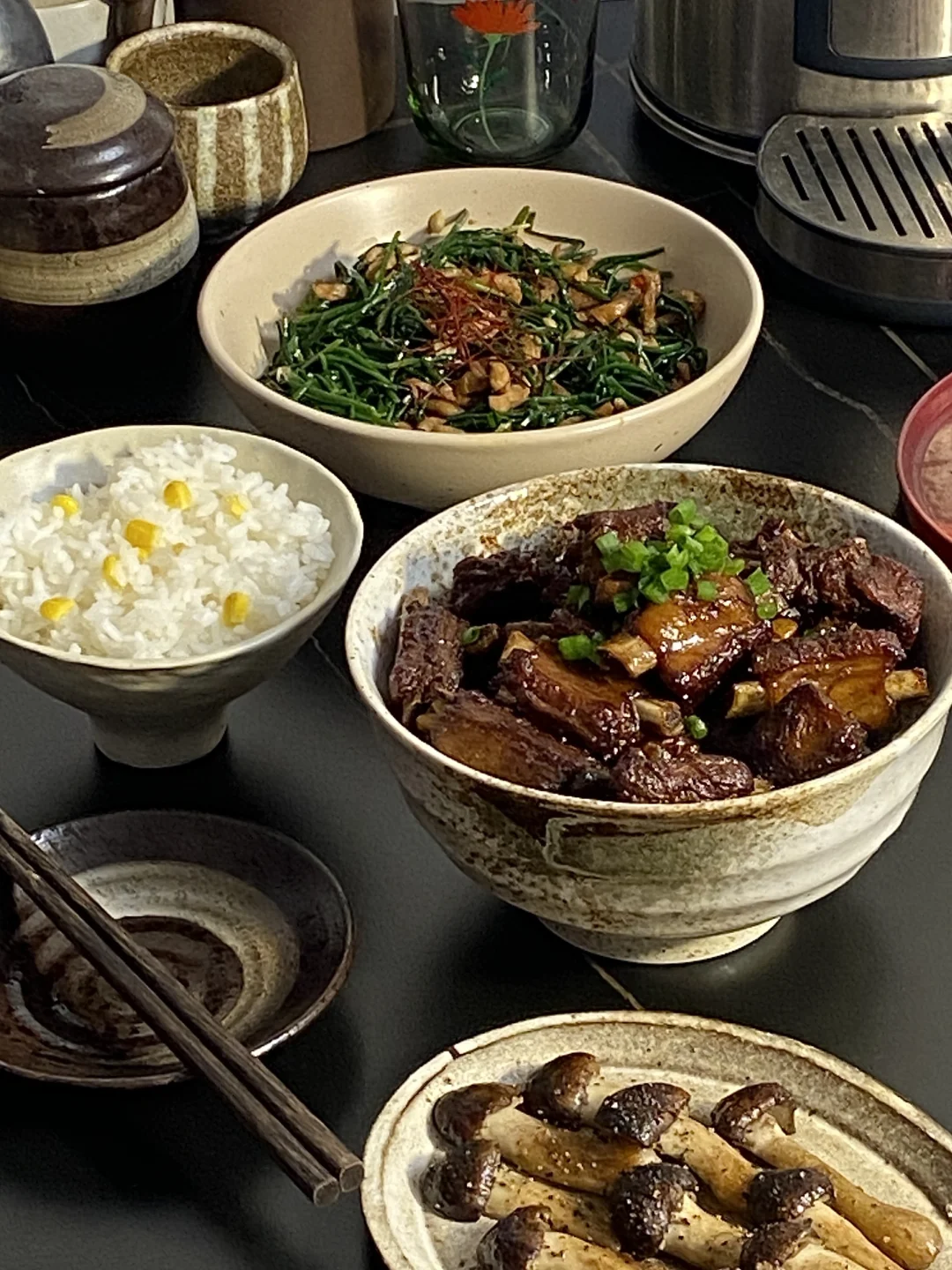今日菜谱📜红烧排骨 沙葱炒肉丝 香煎松茸🥢