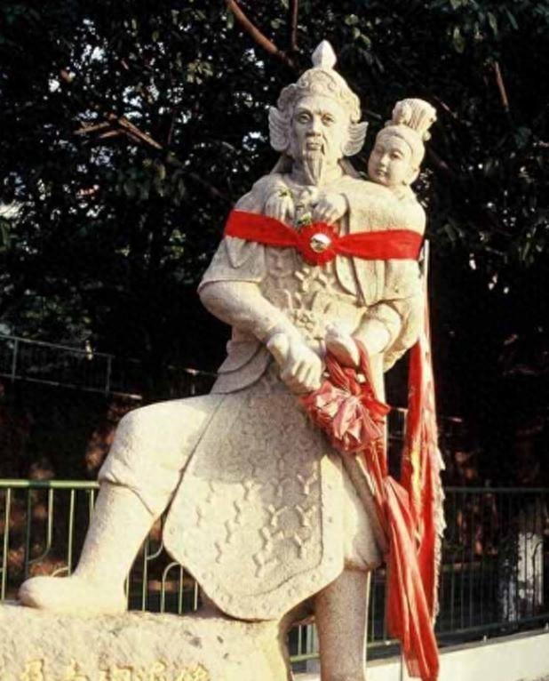 1279 年，陆秀夫背起 8 岁的小皇帝，问道：“大势已去，陛下可愿与我跳海殉国