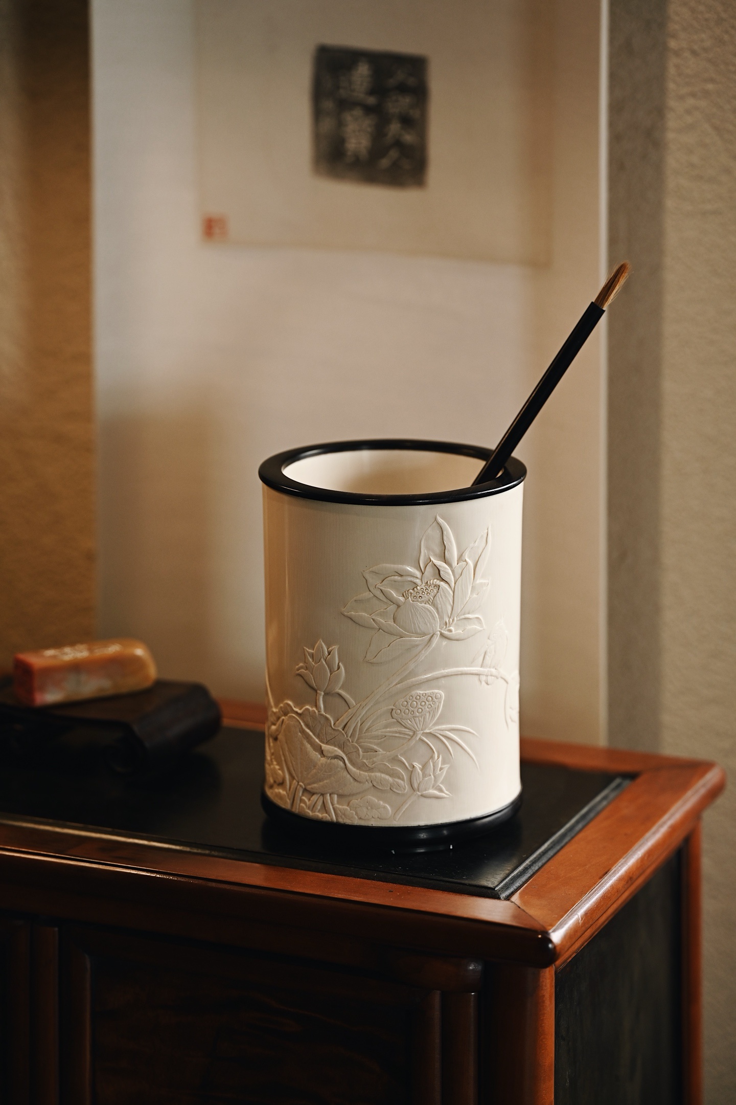 猛犸 | 风荷生香 笔筒取料细润，造型灵动雅致，意蕴悠远，雕刻荷花神态各异，或含