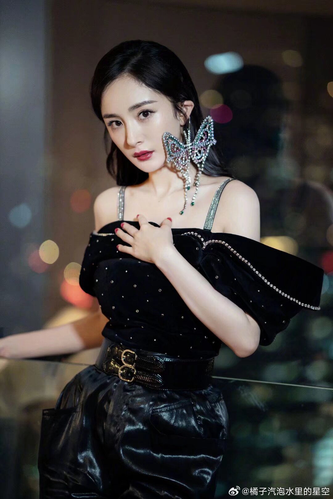 杨幂  🦊杨幂背背佳全球首席品牌代言人 沿海无数的天价楼盘沐浴在上海昏黄色的雨