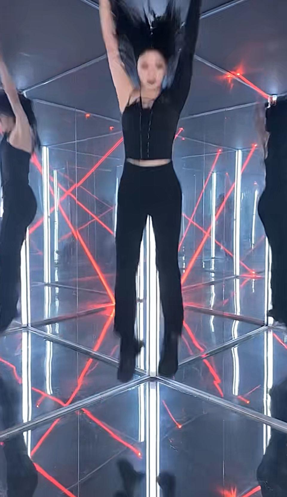 1. 红激光里的黑玫瑰，起跳即是主场

2. 镜域交锋，一键开启气场模式

3.