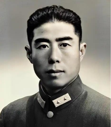 1950年，一个四川村妇向解放军举报自己的丈夫，说他言行举止不像一个普通人。解放