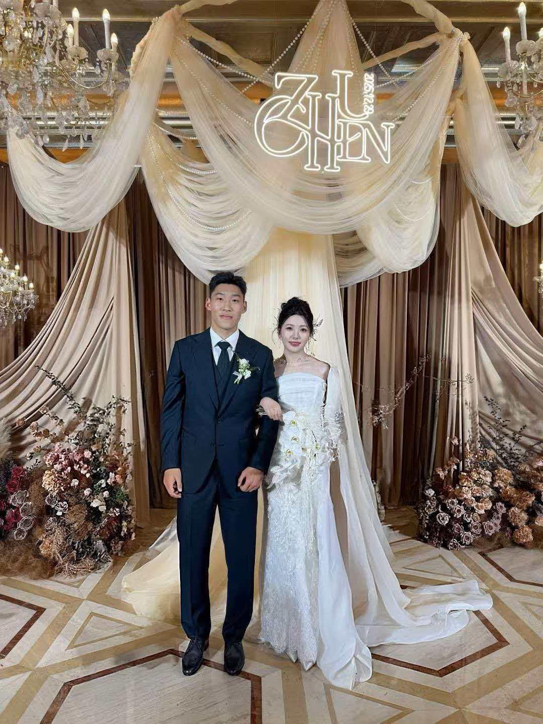 今天申花铁卫朱辰杰大婚，沪上很多足球人都到场为朱辰杰祝贺，谷际庆也亲自到场。祝朱