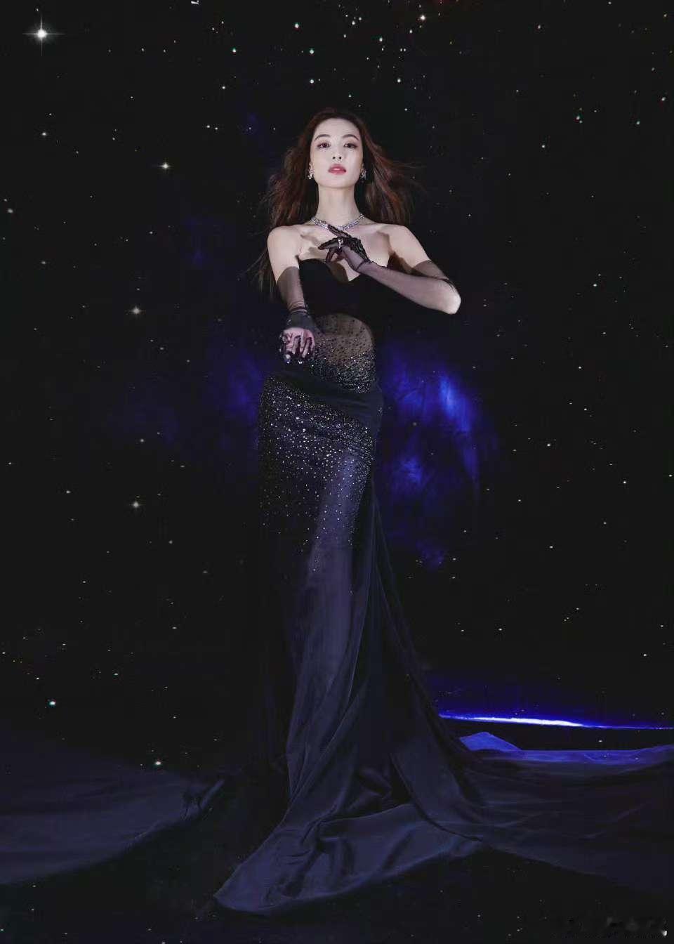 钟楚曦 大鸟依人  钟楚曦头发甩曾舜晞脸上 微博之夜红毯，钟楚曦可爱爆棚，与宋佳