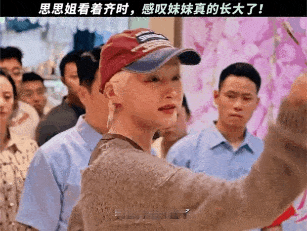 关晓彤拍戏被人一把扯掉假发 拍戏过程遭遇意外，关晓彤假发被扯掉，身处窘迫处境，姐
