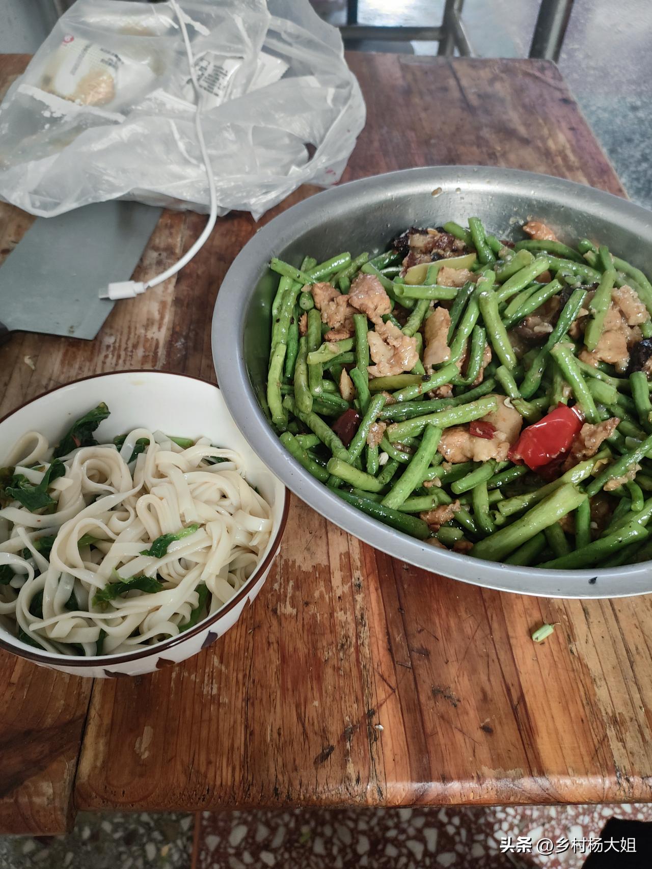 这段时间拼命的吃菜
家里也没有馒头了，中午就下凉面条吃，刚从菜园里摘回家的菜，我