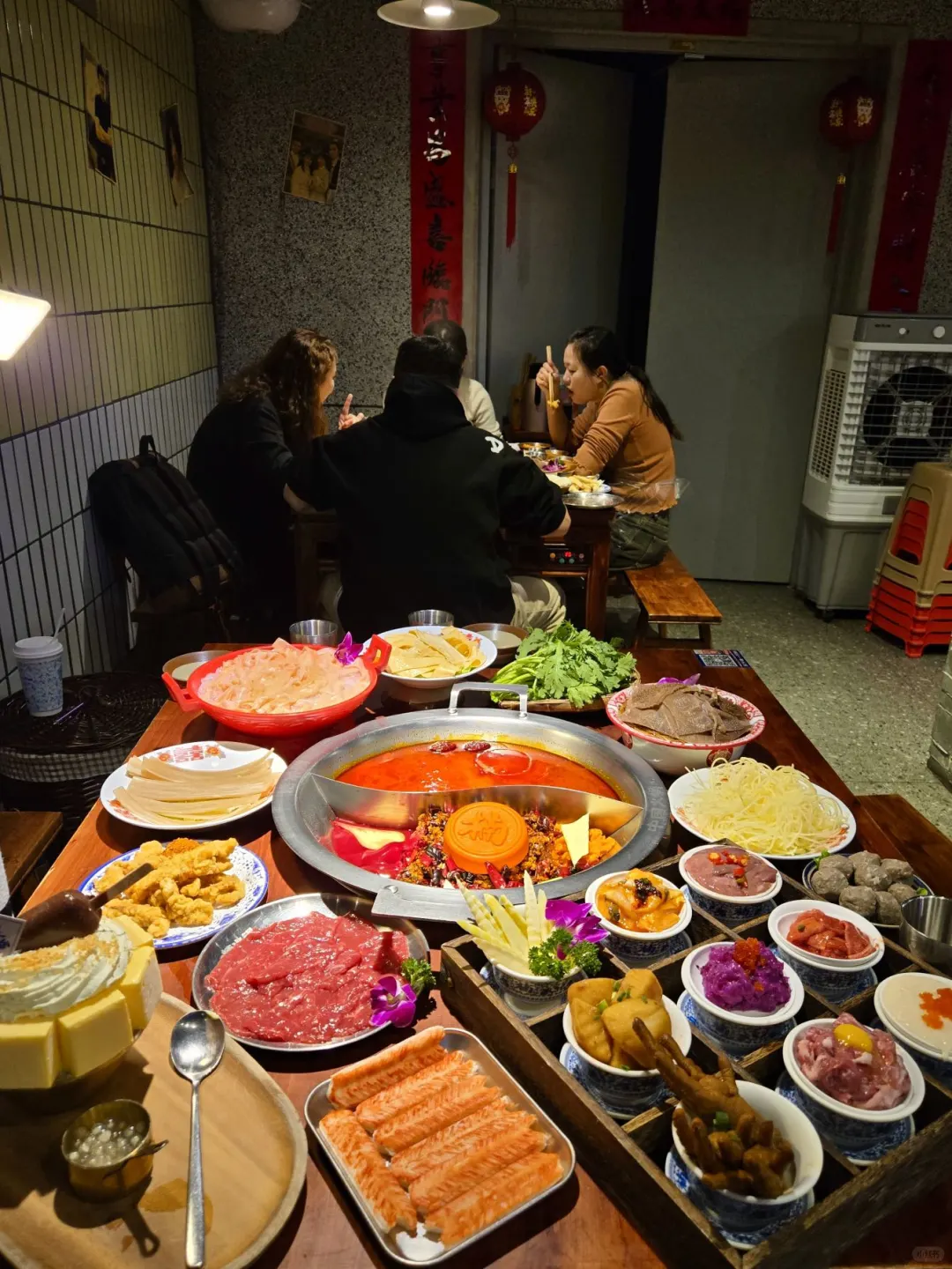 一口穿越重庆！这家火锅绝了🥳  我不允许还