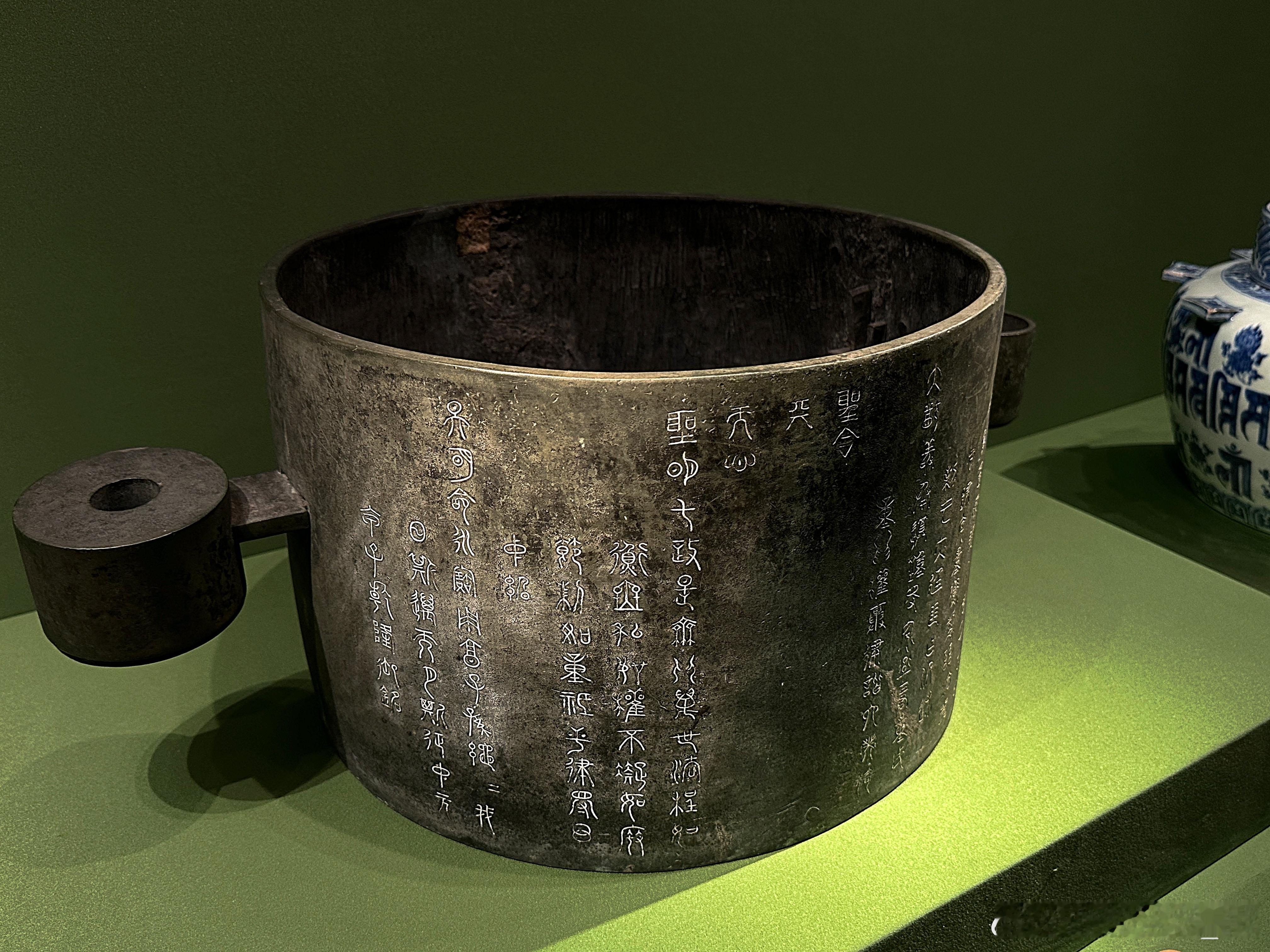 乾隆铭文铜嘉量 清乾隆 （公元1736-1795年）故宫博物院藏留平文物，原存皮