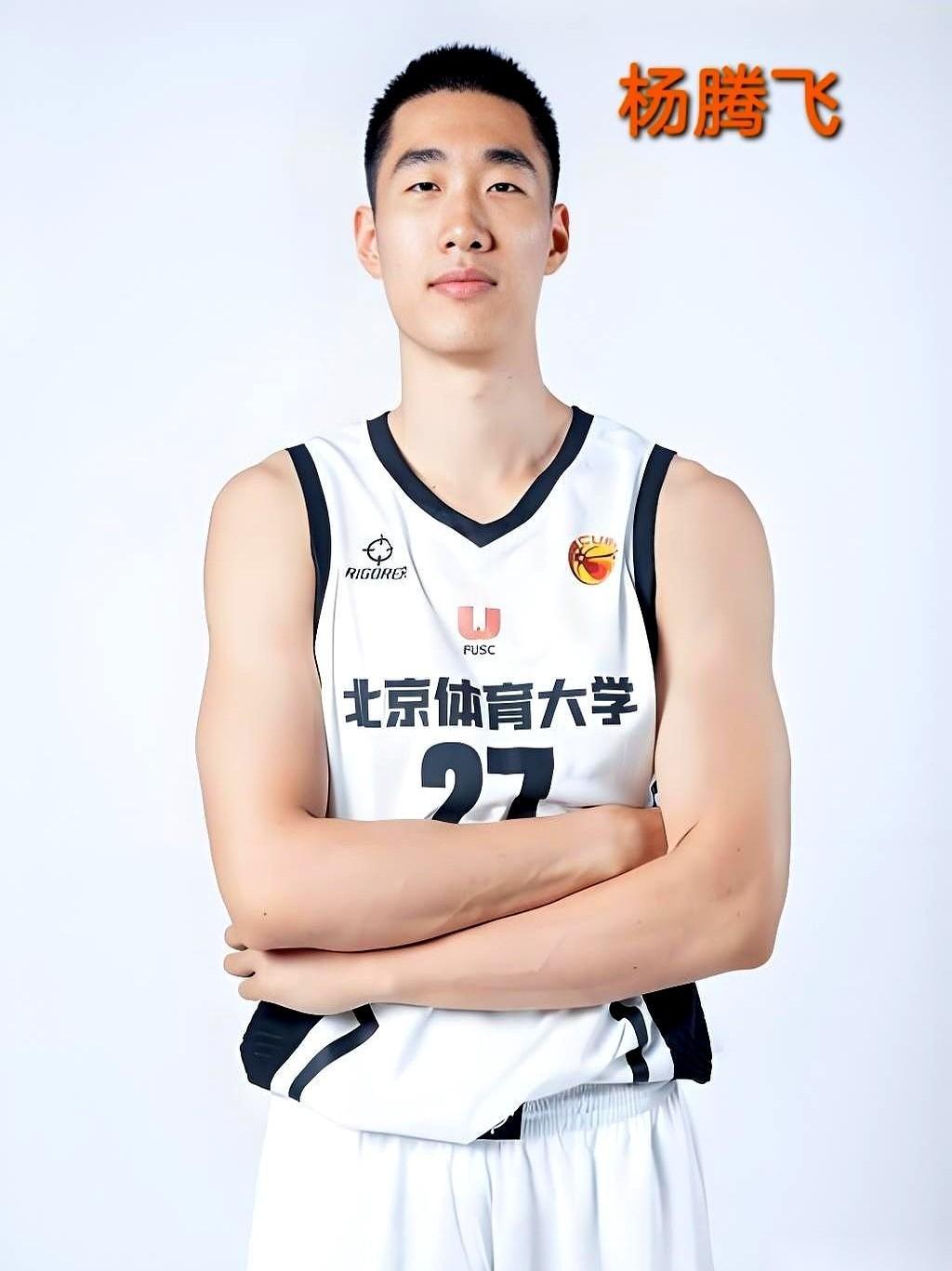 连口水都没顾上喝吧？
38岁，行李可能还在车上，宏远这位新主帅直接就扎进了训练馆