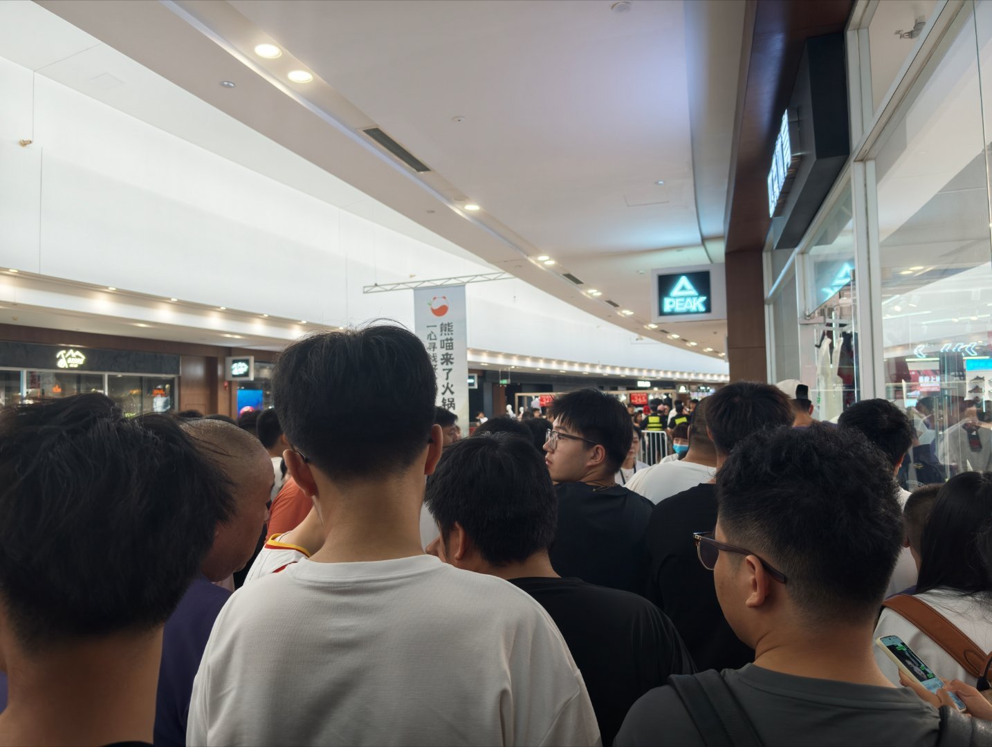威金斯中国行签售现场人真多呀