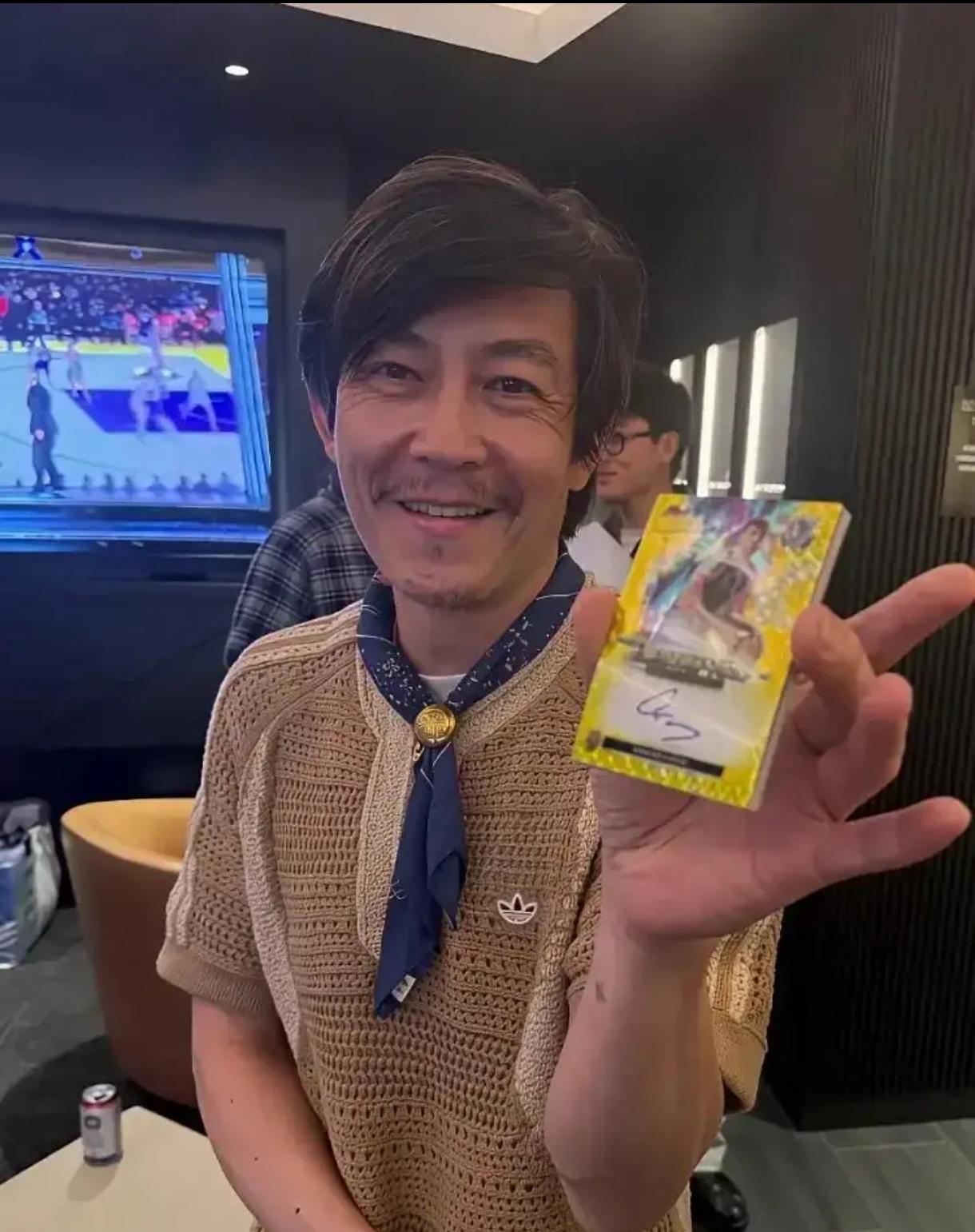 这位前香港艺人大家都认识，怎么变成小老头子，本山大叔状态比这位都要好不止一星半点