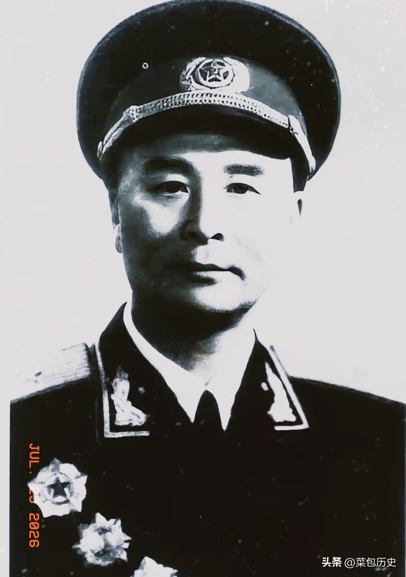 1936年，一位老大娘上山采野果。突然发现一大群苍蝇，在草丛上"嗡嗡嗡"盘旋，她