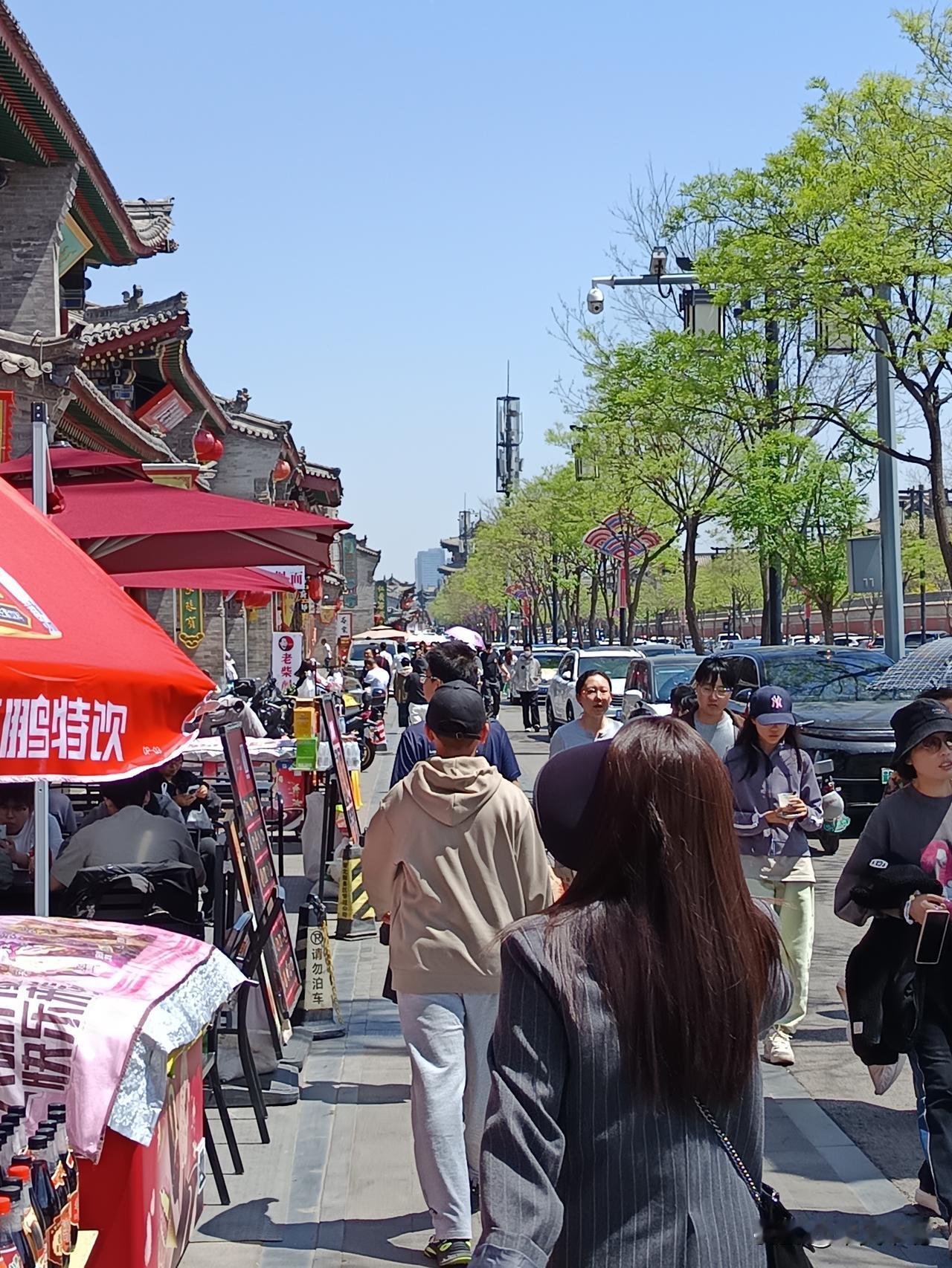 大同小长假

五一小长假，大同老城热闹起来了。

华严寺外，新铺的青石板路上人头