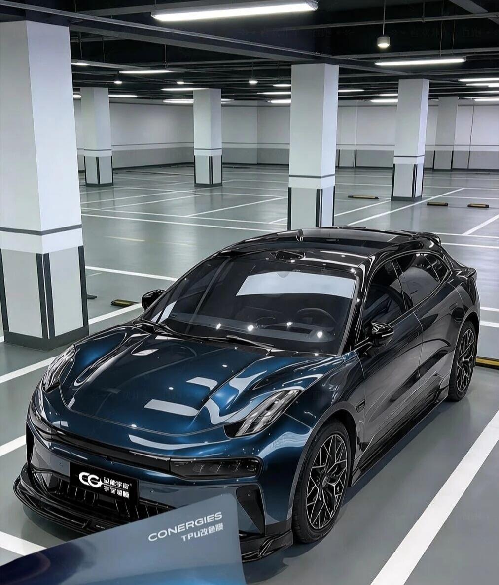 这颜色正啊！幽谧的蓝调于灯光中轻漾，晕染出细腻如绸的金属光泽，仿若将深海的幽秘灵