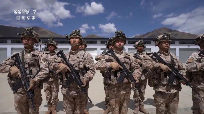 单兵装备！这信息终端是第几代了？陆军老大哥热点观点烽火问鼎计划 ​​​