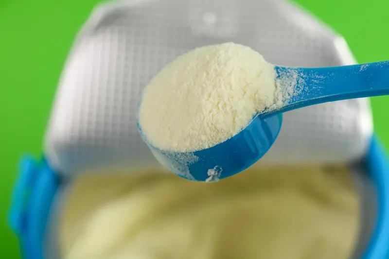 假奶粉何以一路畅行销往全国 2024年8月，河南中牟警方端掉假奶粉窝点，查获大量