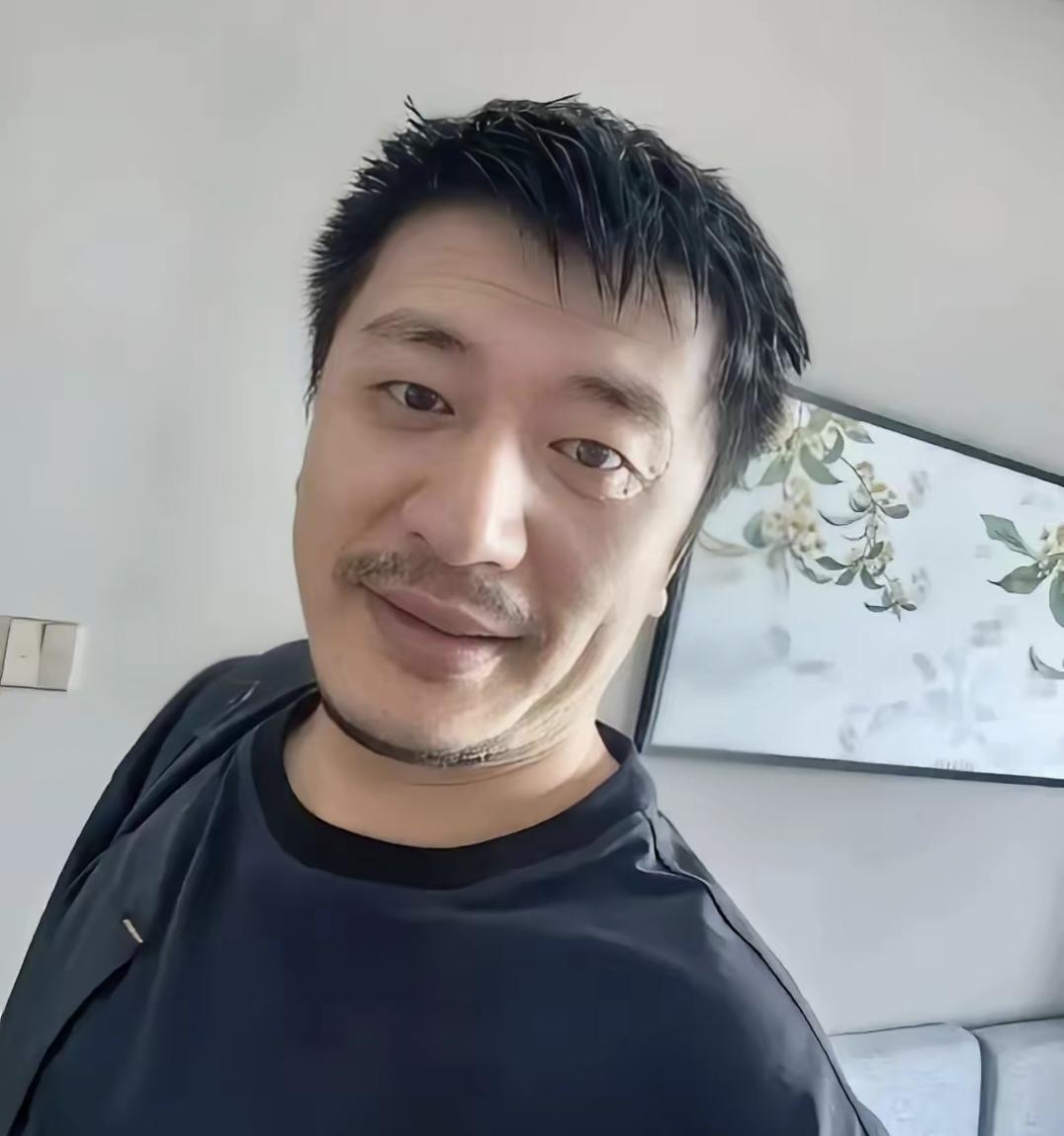 41岁的张雪峰在公司跑步后突然倒下，送医抢救无效，心源性猝死。

消息传出后，很