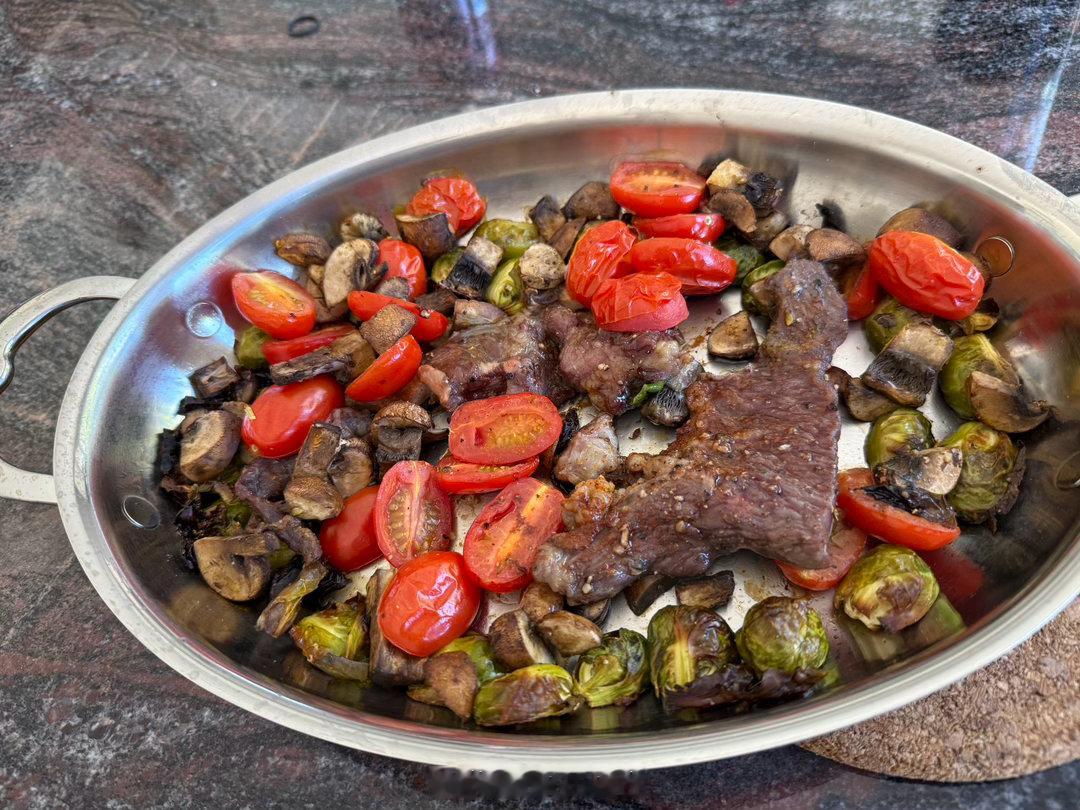 一个人的懒人午餐。孢子甘蓝、牛肉、蘑菇和番茄，撒点盐胡椒调料，喷点橄榄油，分两批