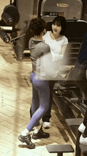 美女都喜欢纹身，特别这种穿衣服有特色的女人。